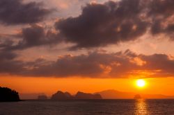Una splendida alba sull'isola di Koh Yao Noi, isola della Thailandia, Asia.
