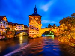 Una splendida casa a graticcio sul Regnitz by night, Bamberga (Germania). Sul ponte, il monumento alla crocifissione. 

