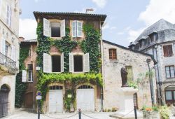Una splendida casa ricoperta di edera nel centro di Beaulieu-sur-Dordogne, Francia  - © Flavia Costadoni / Shutterstock.com