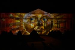 Una splendida illuminazione proiettata sui monumenti della città di Chartres, Francia - © photofort 77 / Shutterstock.com