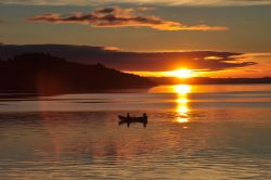 Una splendida immagine del tramonto a Pucon, Cile.
