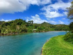 Una splendida laguna con spiaggia sull'isola di Huahine, Polinesia Francese. In realtà si tratta di due isole molto ravvicinate - Huahine Nui e Huahine Iti - che vengono però ...