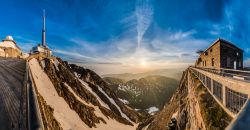 Una splendida panoramica durante l'alba sul Pic du Midi de Bigorre (Francia). Sulla sinistra, l'osservatorio astronomico installato nel 1873 e successivamente ingrandito.

