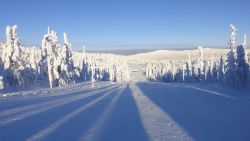 Una splendida pista innevata al comprensorio sciistico di Ruka, Finlandia.

