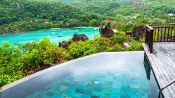 Una splendida spiaggia di Victoria, isola di Mahé, vista dalla piscina di un resort (Seychelles).



