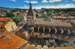 Una splendida veduta aerea del centro di Cluny, Francia. Questo borgo francese situato nel dipartimento di Saone-et-Loire è placidamente adagiato sulle rive del fiume Grosne, nei pressi ...