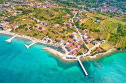 Una splendida veduta aerea di Zaton e del suo porto, Dalmazia, Croazia. La città sorge sulla riviera di Dubrovnik da cui dista circa 8 km.

