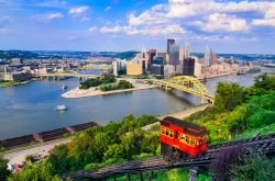 Una splendida veduta dall'alto della downtown di Pittsburgh con grattacieli, ponti e il trenino a cremagliera, Pennsylvania. 
