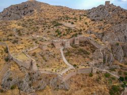 Una splendida veduta dall'alto di Acrocorinto, la cittadella vecchia di Corinto (Grecia).

