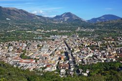 Una splendida veduta dall'alto di Cassino, borgo in provincia di Frosinone (Lazio). Chiamata sino al 1871 San Germano, assunse il nome attuale dall'antica città osca Casinum. ...