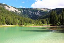 Una splendida veduta del lago de La Rosiere nei pressi di Courchevel, Francia: questo lago di montagna dall'acqua verde smeraldo è circondato da foreste. 



