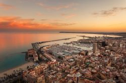 Una splendida veduta del porto di Alicante al tramonto, Spagna. Un tempo polo industriale, il porto di Alicante offre oggi uno dei più suggestivi scorci della città.
