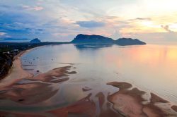 Una splendida veduta della baia di Prachuap Khiri Khan (Thailandia) al tramonto.
