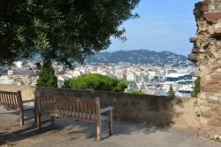 Una splendida veduta della città di Cannes, Costa Azzurra, da Le Suquet. Sullo sfondo, la ruota panoramica e gli yachts ormeggiati al porto. 
