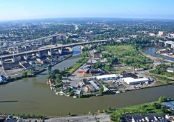 Una splendida veduta della città di Cleveland nello stato dello Ohio, USA. Sorge nel nord-est del paese sulla costa sud del lago Eire, a circa 100 km dal confine con la Pennsylvania.



 ...