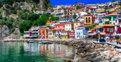 Una splendida veduta della cittadina costiera di Parga, Grecia. Situata a una quarantina di chilometri da Preveza, è caratterizzata da uliveti, aranci, distese di sabbia dorata e mare ...