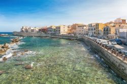 Una splendida veduta dell'antica Siracusa, Sicilia. Siamo sulla costa ionica della Sicilia: la parte vecchia della città sorge sull'isola di Ortigia il cui nome deriverebbe dal ...