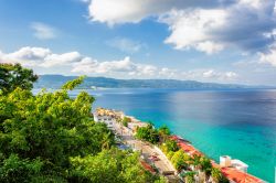Una splendida veduta di Montego Bay, Giamaica. Situata sulla costa nord della Giamaica, Montego Bay è un porto crocieristico importante con bellissime spiagge, resort di lusso e una barriera ...