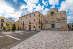 Una splendida veduta di Piazza Duomo con la cattedrale di Termoli, provincia di Campobasso, Molise - © ValerioMei / Shutterstock.com