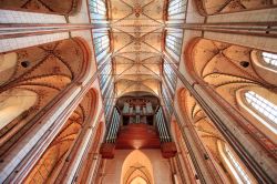 Una splendida veduta interna della chiesa di Santa Maria a Lubecca, Germania. La navata s'innalza per circa 40 metri ed è impostata su alti pilastri  - © andre quinou / ...