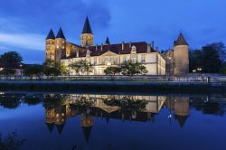 Una splendida veduta notturna della basilica di Paray-le-Monial, Borgogna, Francia. Proprio qui è nata la festa dedicata al Sacro Cuore di Gesù.
