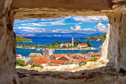 Una splendida veduta panoramica dell'isola di Vis (Croazia) attraverso una finestra in pietra, Dalmazia. Per oltre quattros ecoli, sino al 1797, l'isola appartenne alla Repubblica di ...