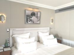 Una stanza dell'Hotel Barrière Le Majestic di Cannes, icone del Festival con tante foto storiche