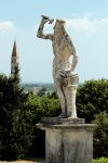 Una statua del giardino di Villa Barbaro, ed un campanile di Maser nel Veneto