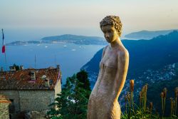 Una statua del Giardino Esotico di Eze village sopra Eze-sur-Mer e Saint-Jean-Cap-Ferrat (Francia). Il giardino sorge dove un tempo si trovava un'antica fortezza di cui si vedono i resti ...