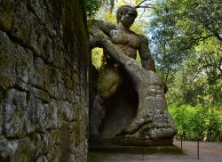  Una statua del parco di Bomarzo nel Lazio - ©  ValerioMei / Shutterstock.com 