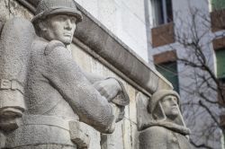 Una statua della facciata del Tempio dell'Ossario di Udine, Friuli Venezia Giulia. Costruito nel 1931 su progetto degli architetti Alessandro Limongelli e Provino Valle, questo edificio ...