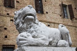 Una statua di fronte al Castello Meli Lupi di Soragna in Emilia