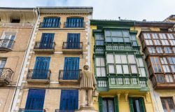 Una statua di fronte alla tradizionale architettura residenziale della città di Estella, Spagna - © Marc Venema / Shutterstock.com