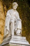Una statua di Hean Reboul nel Giardino della Fontana a Nimes, Francia.

