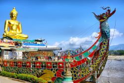 Una statua dorata del Buddha di Chaing Rai, Thailandia - © x_rayOil / Shutterstock.com