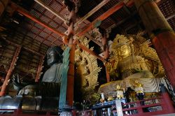 Una statua gigante del Buddha in un tempio della città di Nara, Giappone.
