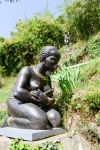 Una statua in bronzo al parco Scherrer di Morcote, Canton Ticino, Svizzera - © Stefano Emb / Shutterstock.com