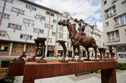 Statua nel centro di Breslavia, Polonia - Un'opera scultorea moderna alloggiata nel centro di Wroclaw, terzo polo culturale della Polonia con i suoi 135 mila studenti © Radiokafka / ...