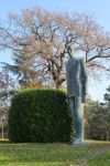 Una statua in metallo di Guglielmo Marconi presso l'omonima fondazione a Sasso Marconi vicinao a Bologna - © Baldas1950 / Shutterstock.com