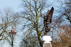 Una statua nei giardini del castello di Lisburn, Irlanda del Nord. I Castle Gardens sono un parco pubblico donato alla città all'inizio del XX° secolo dall'erede di Lady Wallace, ...