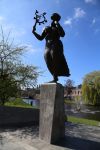 Una statua nei pressi del Molen Museum De Valk a Leiden, Olanda. Si tratta di un mulino autentico del 1743: il museo contiene la casa del mugnaio, l'unica originale fra quelle del centro ...