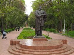 Una statua nel centro di Bishkek, la capitale del Kirghizistan - © Peter in s, CC BY-SA 3.0, Wikipedia