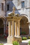 Una statua nel cortile della chiesa di Santa Maria delle Grazie a Manduria, Puglia, Italia.



