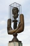 Una statua nel giardino - museo del Marchese de Sade a Lacoste, in Francia - © Oleg Znamenskiy / Shutterstock.com