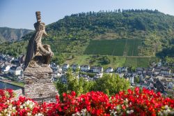 Una statua presso il castello di Cochem (Reichsburg) e, sullo sfondo la Valle della Mosella, in Germania - foto © gary yim / Shutterstock.com