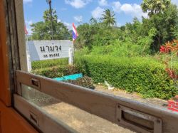 Una stazione ferroviaria di campagna nei pressi di Songkhla, Thailandia del Sud - © JOYFULLIFE / Shutterstock.com