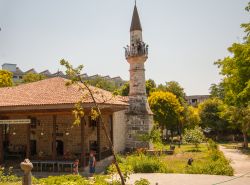Una storica moschea in mattoni nel centro di Mangalia in Romania - © Nowaczyk / Shutterstock.com