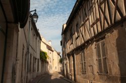 Una storica viuzza del centro di Beaunem Francia, con la pavimentazione in ciottoli. 
