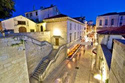 Una storica viuzza di Zadar fotografata di notte, Croazia.

