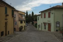 Una strada acciottolata nei pressi della fortezza medievale di Montefiore Conca, Emilia Romagna - © MTravelr / Shutterstock.com